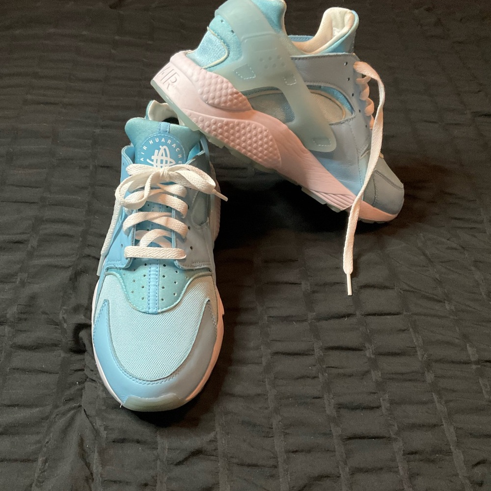 LIKE NEW Nike Air Huarache - Blue Chill - size 9